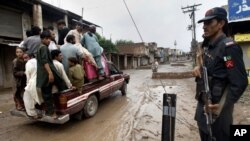 Seorang tentara paramiliter berjaga di sebuah pos penjagaan saat warga desa kembali ke desa mereka melalui Bara, kota di wilayah Khyber, Pakistan dekat perbatasan Afghanistan, 3 Agustus 2013 (Foto: dok). Militan Pakistan dilaporkan memenggal kepala tiga orang anggota sebuah milisi anti-Taliban, Senin (9/9).