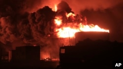 آتش سوزی ناشی از حملات ارتش اسرائیل به مخازن نفت موجود در بندر حدیده، یمن - ۲۰ ژوئیه ۲۰۲۴