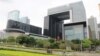 香港岛添马公园附近的特区行政长官办公室，政府总部及立法会综合大楼 （美国之音记者申华拍摄）