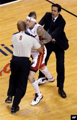 Нервите истенчени на петтиот натпревар: Крис Андерсен (Мајами), откако се спречка со еден од играчите на Индијана.