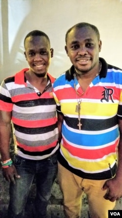 Tour bus drivers Gesner, left, and Robenson. (S. Lemaire/VOA)