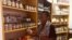 Dans les locaux de la start-up les saveurs de Mam Mum, sa promotrice présente ses produits, à Yaoundé, le 20 avril 2020. (VOA/Emmanuel Jules Ntap)