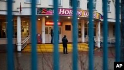 俄罗斯议会选举周日在严密控制下举行，莫斯科警方拘留了几位记者，骇客的袭击使独立性选举观察组织Golos的网站瘫痪