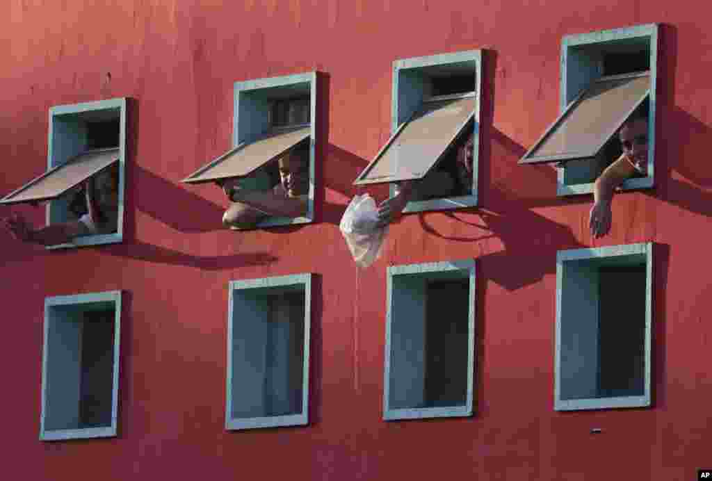 ជន​ស្មោះស្ម័គ្រ​នឹង​សាសនា​លើក​ដៃ​ទៅកាន់​សម្តេច​ប៉ាប Pope Francis ខណ​ដែល​លោក​ចាកចេញ​ពីទីសក្ការៈ​នៃ​ St. Alberto Hurtado ក្នុង​ទីក្រុង​ Santiago ប្រទេស​ឈីលី​កាលពី​ថ្ងៃទី​១៦ មករា ២០១៨។