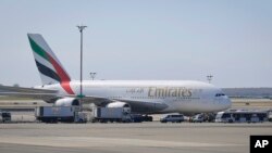 紧急救援人员聚集在纽约肯尼迪机场的阿联酋航空民航飞机外，据报机内有乘客患病。（2018年9月5日）