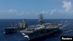 美国核动力航空母舰里根号（USS Ronald Reagan）在朝鲜半岛西南部水域进行海上补给 (资料照：2017年10月9日)