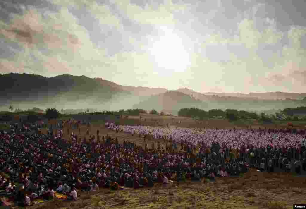 Jemaah sholat Idul Fitri di pantai Parang Kusumo, Yogyakarta, 8 Agustus 2013.