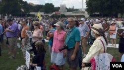 گروهی از شرکت کنندگان در تجمع مقابل کنگره در اعتراض به توافق اتمی با ایران - ۱۸ شهریور ۱۳۹۴