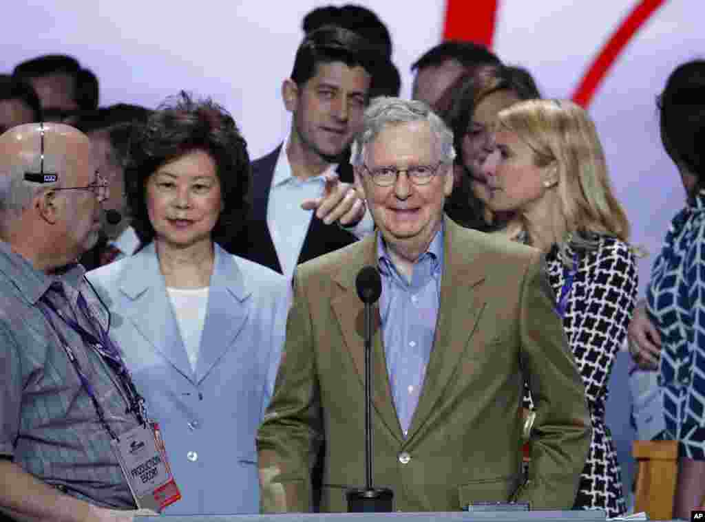 在美国共和党代表大会上，美国国会参议院多数党领袖麦康奈尔（前排，中）和夫人赵小兰，以及众议院议长瑞安（后排，中）在一起（2016年7月17日） 。10月8日，麦康奈尔说，川普在那段旧视频中的言论令人厌恶，在任何情况下都是不可接受的。