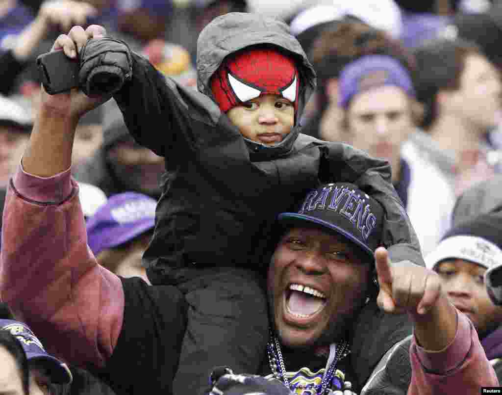 Fans juara Super Bowl XLVII,&nbsp;Baltimore Ravens, merayakan kemenangan tim mereka di stadion M&amp;T Bank, markas Ravens, di Baltimore, Maryland. 