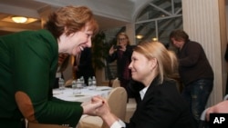 Kepala kebijakan luar negeri Uni Eropa, Cahterine Ashton (kiri) saat bertemu dengan mantan PM Ukraina Yulia Tymoshenko di Kyiv, Ukraina (25/2).