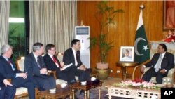 Shugban kasar Pakistan Asif Ali Zardari, da wata tawagar wakilan majalisar dokokin Amurka da suke ziyara cikin kasar.