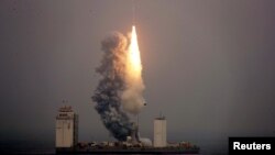 Tên lửa Trường Chinh 11 xuất phát từ bệ phóng đặt trên một tàu biển ở Hoàng Hải, 5/6/2019