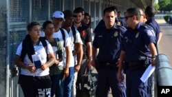 2019年7月10日美国海关和边境巡逻队官员将寻求庇护者交给墨西哥官员