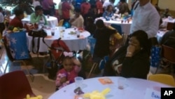 今年有200多个无家可归的孩子参加了圣诞派对