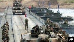 임진강에서 도강훈련을 실시중인 한국군