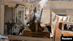 지난해 11월 시리아 북부 알레포에서 자유시리아군 대원들이 대공화기를 발사하고 있다. (자료사진)