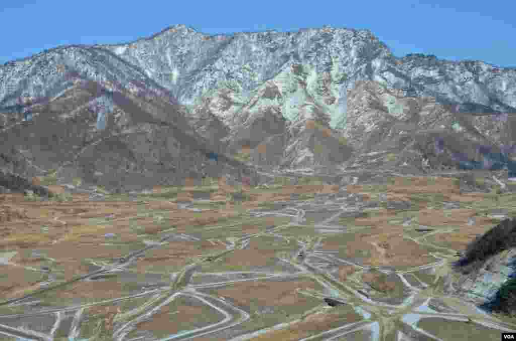 2013年1月25日，美国陆军四辆艾布拉姆斯坦克在韩国罗德里格兹多用途数字化射击场进行打靶演练。靶场位于非军事区以南12公里。 (S. Herman/VOA) 