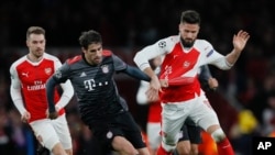Olivier Giroud (Arsenal), à droite, en duel avec Javi Martinez du Bayern lors de la 16e journée de la Ligue des champions entre l'Arsenal et le Bayern Munich à l'Emirates Stadimum à Londres, mardi 7 mars 2017. 