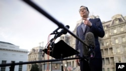 美国财政部长姆努钦在白宫外对媒体讲话。（2019年1月15日）