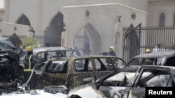 2015年5月29日沙特消防人员在达曼一座清真寺旁灭火，此前该地发生爆炸。