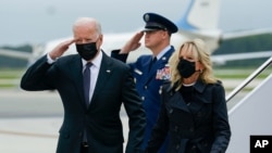 ፕሬዚዳንት ባይደንና ባለቤታቸው ጂል ባይደን ዛሬ እሁድ በቦምብ ጥቃቱ ህይወታቸን ያጡትን 13 አሜሪካውያንን አስክሬን ለማክበርና ከቤተሰቦቻቸውም ጋር ለመገናኘት ደለዌር በሚገኘው የአየር ኃይል ጦር ሰፈር ተገኝተዋል፡፡