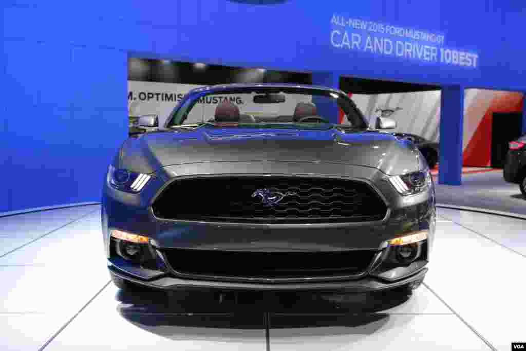 2015 福特野马跑车车头