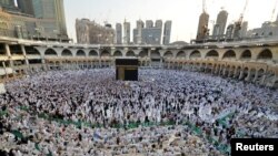Des musulmans sont réunis autour du Kaaba à l'intérieur de la Grande Mosquée pendant le Ramadan à La Mecque, Arabie Saoudite, le 6 juin 2016. 