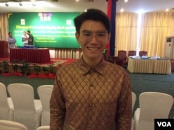 លោក Brendan Stewart អ្នកស្ម័គ្រចិត្ត​របស់​ទីភ្នាក់ងារ​ Peace Corps បាន​បម្រើការ​ជា​អ្នកស្ម័គ្រចិត្ត​ជា​គ្រូ​បង្រៀន​ភាសាអង់គ្លេស​នៅ​វិទ្យាល័យ​ក្នុង​ស្រុក​ព្រៃប្រសប់ ​ខេត្ត​ក្រចេះ​ អស់រយៈពេល ២​ឆ្នាំ ចូលរួម​ក្នុងពិធី​សច្ចាប្រណិធាន​របស់​អ្នក​ស្ម័គ្រចិត្តភីសខ័រ ក្រុម​ទី១៣ នៅ​ក្រុង​ភ្នំពេញ​ កាល​ពី​ថ្ងៃ​ទី១៣ ខែ​កញ្ញា ឆ្នាំ​២០១៩។ (ណឹម សុភ័ក្រ្តបញ្ញា/VOA)