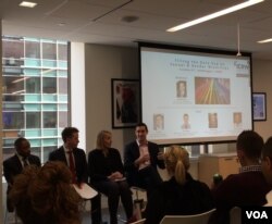 2017年11月21日，性少数权益倡议人士在美国华盛顿国际女性研究中心讨论性少数人群尤其是跨性别人士的研究资料鸿沟。(美国之音记者扬之初摄)