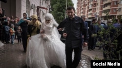 Luiza Qoylabiyeva Maqomed Daudovun müşayiətilə nikah sarayına gətirilir