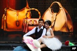 فوتوشوت یک زوج ویتنامی روبروی فروشگاه مورد علاقه شان