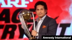 د هند پخواني وتلي لوبغاړي سچن ټنډولګر هغه ته د دغه نوي ریګارډ مبارکي ورکړې ده.