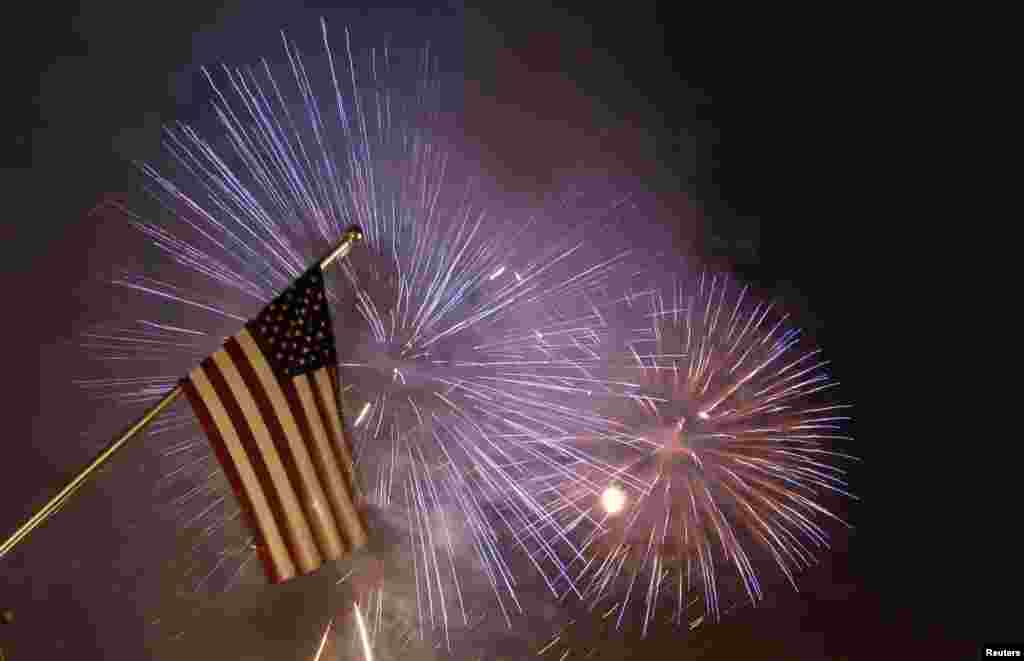 Adooleessa 4, Guyyaa Walabummaa Ameerika.