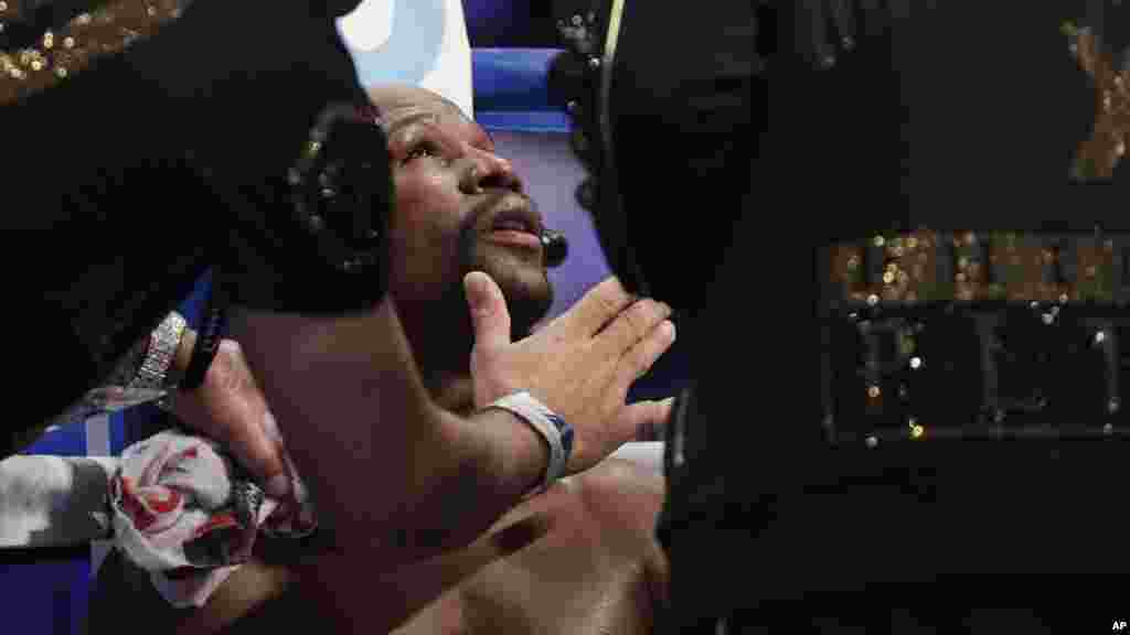 Floyd Mayweather Jr. prend des soin médical, après un round, lors du combat de boxe, le 26 août 2017 à Las Vegas.