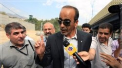 مسعود شفیعی مقابل زندان اوین. ۲۱ سپتامبر ۲۰۱۱