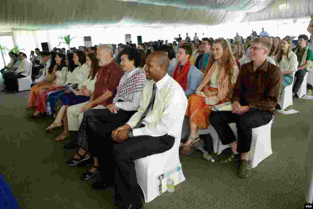 អ្នកស្ម័គ្រចិត្តចំនួន៧១នាក់កំពុងស្តាប់ក្នុងពិធី ប្រារព្ធខួបលើកទី១១ នៃអ្នកស្ម័គ្រចិត្ត Peace Corps ស្បថចូលបំពេញការងារ កាលពីព្រឹកថ្ងៃសុក្រទី១៥ កញ្ញា ២០១៧ នៅទីក្រុងភ្នំពេញប្រទេសកម្ពុជា។ (ទុំ ម្លិះ/VOA)