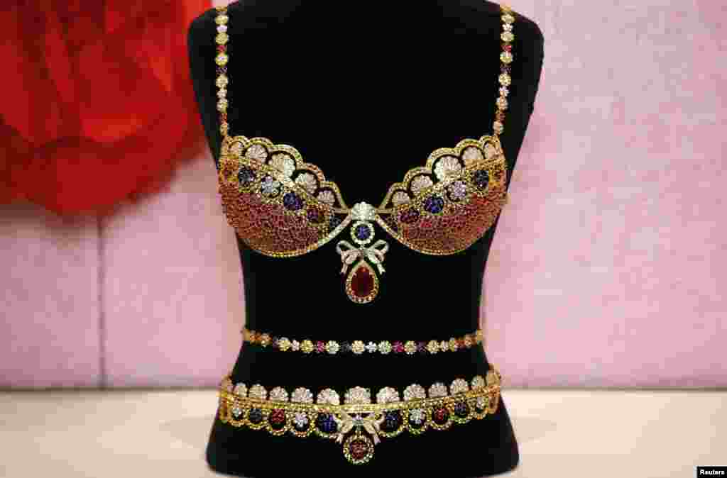 Satu set Bra khusus 'Victoria Secret' seharga $ 10 juta yang dipajang di toko Victoria Secret di kota New York. Bra yang dirancang oleh desainer Mouawad ini terdiri dari 4.200 permata super mahal, dengan hiasan batu ruby 52 karat.
