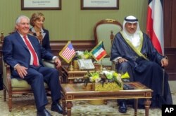 وزیر خارجه آمریکا روز دوشنبه با مقام های کویتی دیدار کرد که میانجی بین عربستان و قطر شده اند.