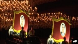 지난달 28일 평양의 5월1일경기장에서 열린 '김일성-김정일주의 청년동맹' 제9차대회 횃불야회에서, 청년들이 김일성 주석과 김정일 국방위원장의 대형 초상화를 들고 입장하고 있다. (자료사진)