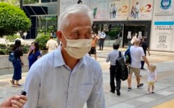 前立法会议员梁耀忠7月23日就去年六四未经批准集结案到区域法院应讯，他与同案被告壹传媒创办人黎智英计划不认罪（美国之音/汤惠芸）