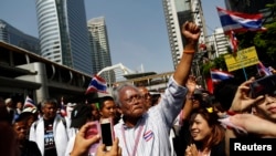 反对派领袖素贴带领反政府抗议者在曼谷金融区游行时向民众致意。
