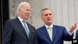 Predsjednik Joe Biden razgovara sa predsjednikom Predstavničkog doma Kevinom McCarthyjem na stepenicama Predstavničkog doma u Kapitolu u Washingtonu, 17. marta 2023.