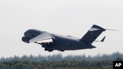 美国一架C-17军用运输机星期六从佛罗里达州的空军基地起飞，向委内瑞拉运送救援物资。