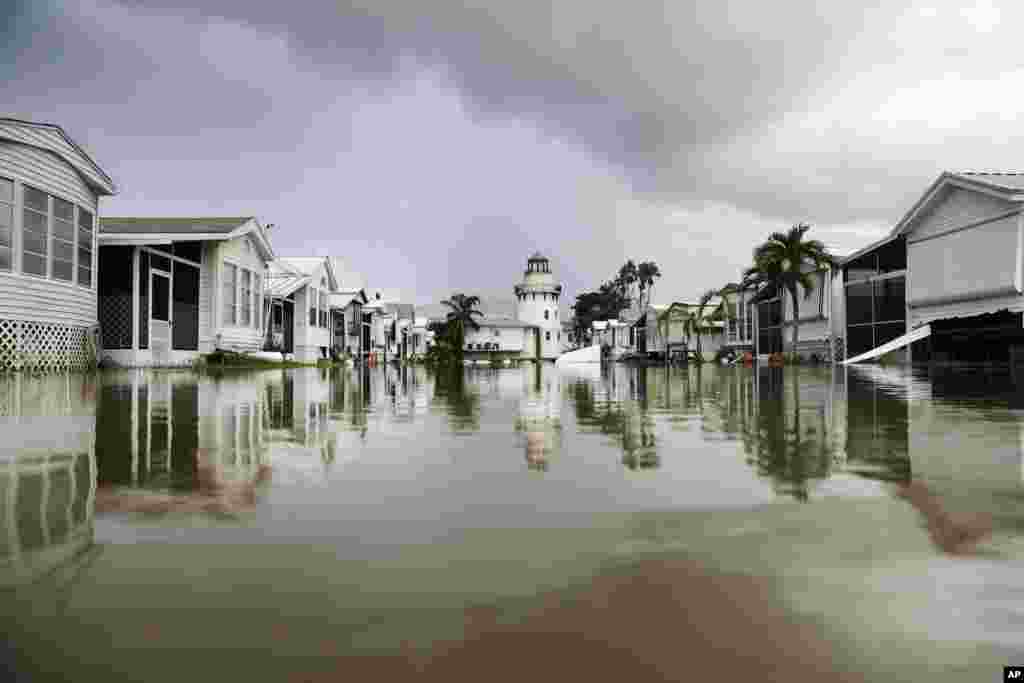 សហគមន៍​ផ្ទះ​ចល័ត​ត្រូវ​បាន​ទឹកលិច​បន្ទាប់ពី​ព្យុះ​សង្ឃរា Irma ក្នុង​ទីក្រុង​ Everglades រដ្ឋ Florida កាលពី​ថ្ងៃទី១១ ខែកញ្ញា ២០១៧។