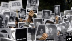 تظاهرات اعتراضی خانواده و دوستان قربانیان بمبگذاری آمیا در آرژانتین - آرشیو