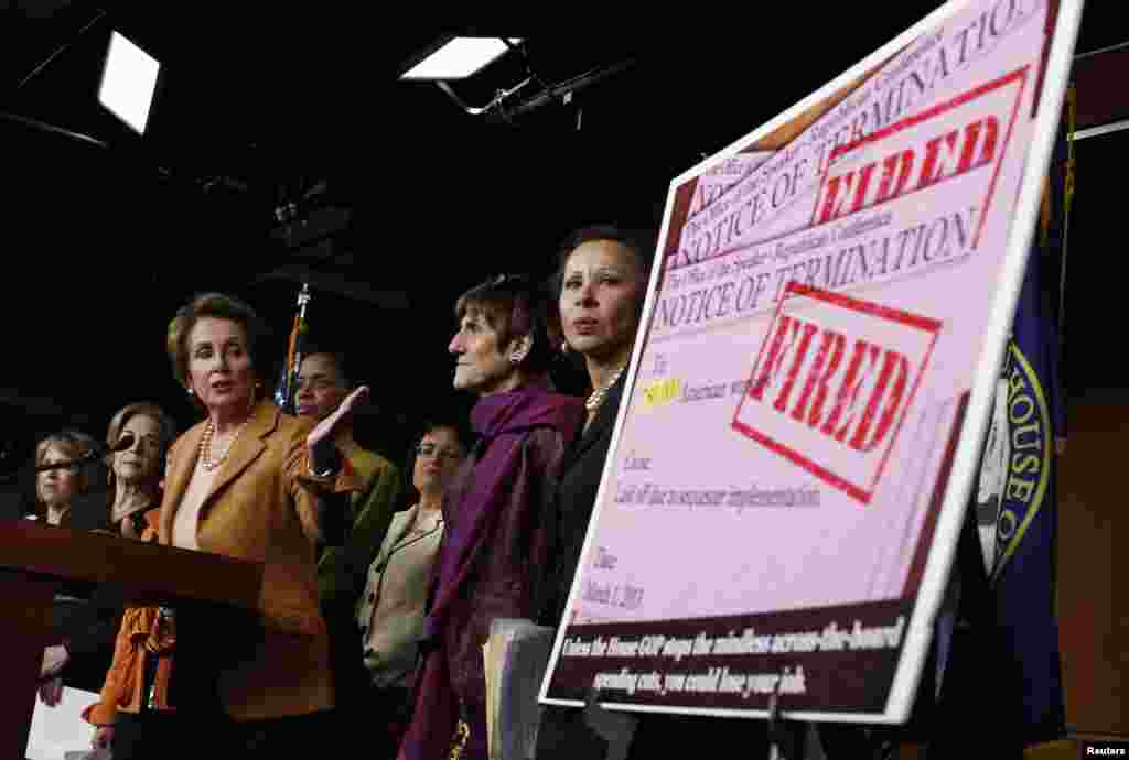 Ketua Fraksi Minoritas DPR Amerika, Nancy Pelosi menunjukkan poster bertuliskan peringatan PHK bagi 750,000 warga Amerika yang akan terkena dampak pemangkasan anggaran di Gedung Capitol, Washington, D.C.