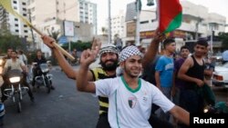 شادی گروهی از فلسطینی ها در شهر غزه، پس از اعلام توافق با اسرائیل بر سر اجرای یک آتش بس نامحدود در نوار غزه - ۴ شهریور ۱۳۹۳ 