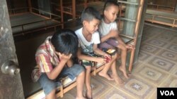 រូបឯកសារ៖ ក្មេងៗ​ដែល​ស្នាក់​​នៅ​ក្នុង​មណ្ឌល​ថែទាំ​មួយ​កន្លែង​ក្នុង​ខេត្ត​សៀមរាប អង្គុយ​នៅក្នុង​បន្ទប់​ដែល​ពួកគេ​គេង​រៀងយប់ នៅថ្ងៃទី ២០ ខែមិថុនា ឆ្នាំ២០១៧។ (ស៊ុន ណារិន/វីអូអេ)