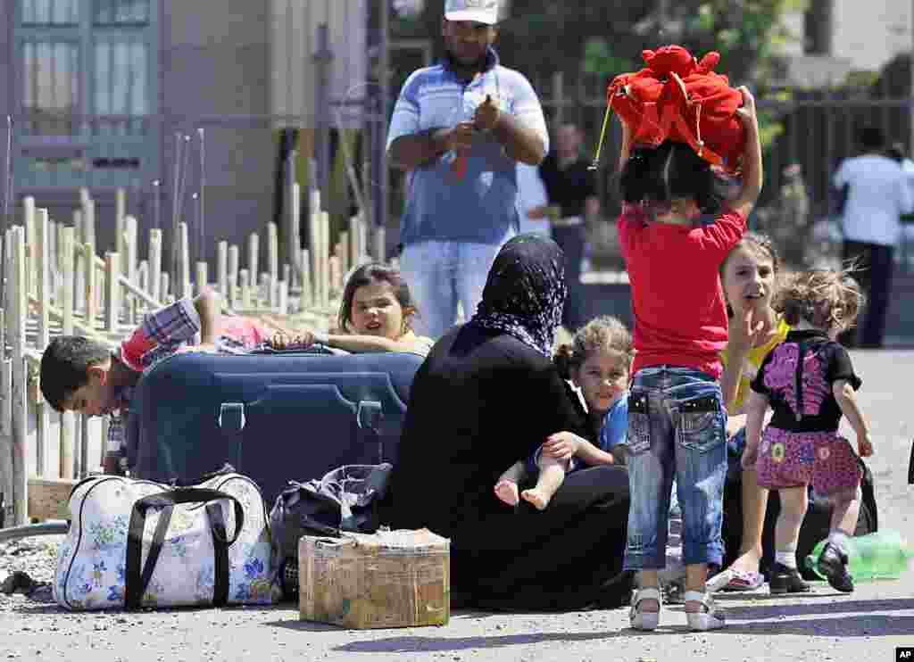 2일 시리아 난민들이 터키 국경지역 검문소에 도착했다.